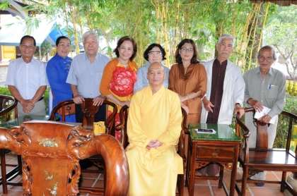 Sáng tháp trăng ngà